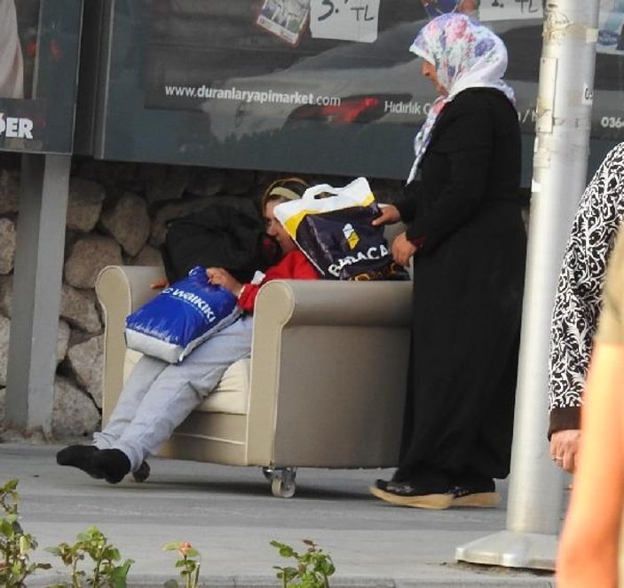 Engelli kızını sokakta koltukla gezdiriyor