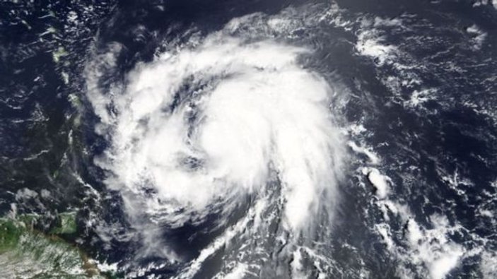 Maria Kasırgası aşırı tehlikeli fırtına seviyesine çıktı