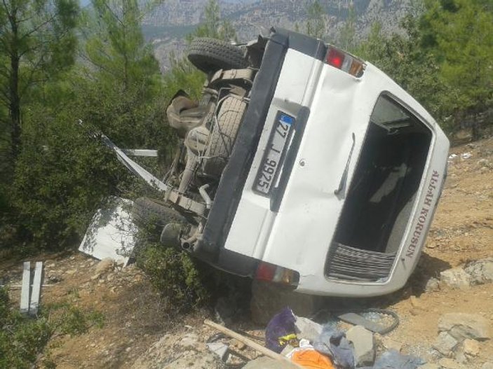 Ermenek'te minibüs uçuruma yuvarlandı: 1 ölü, 7 yaralı