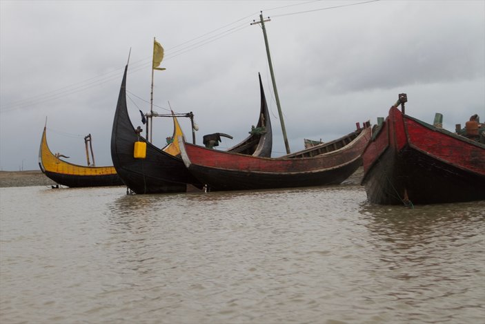 Siviller Myanmar'dan Bangladeş'e deniz yoluyla kaçıyor