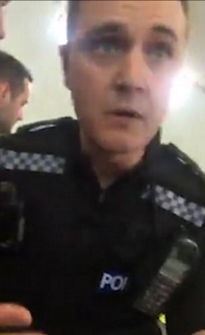 İngiliz polisi camiye ayakkabı ile girdi