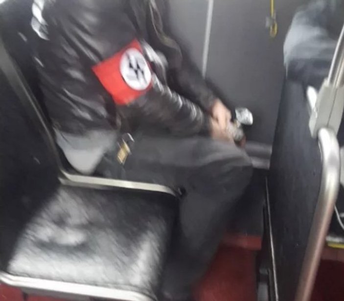 Nazi bandı takan adam tek yumrukla nakavt oldu