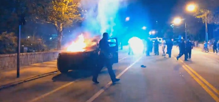 ABD'de polis aracını yaktılar