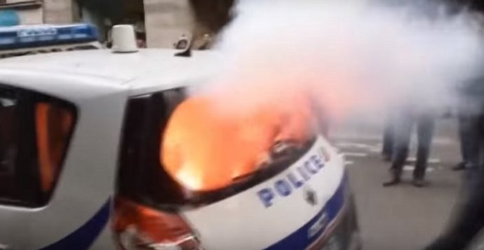 Fransa'da polis aracı yakan 8 kişi yargılanıyor