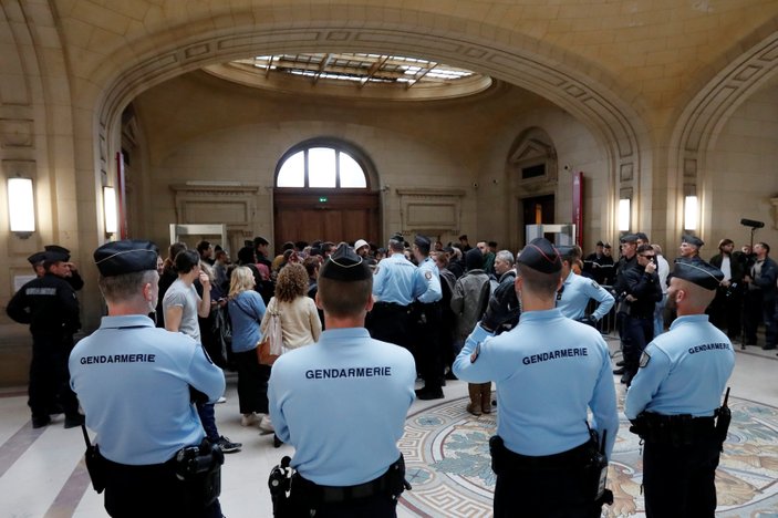 Fransa'da polis aracı yakan 8 kişi yargılanıyor