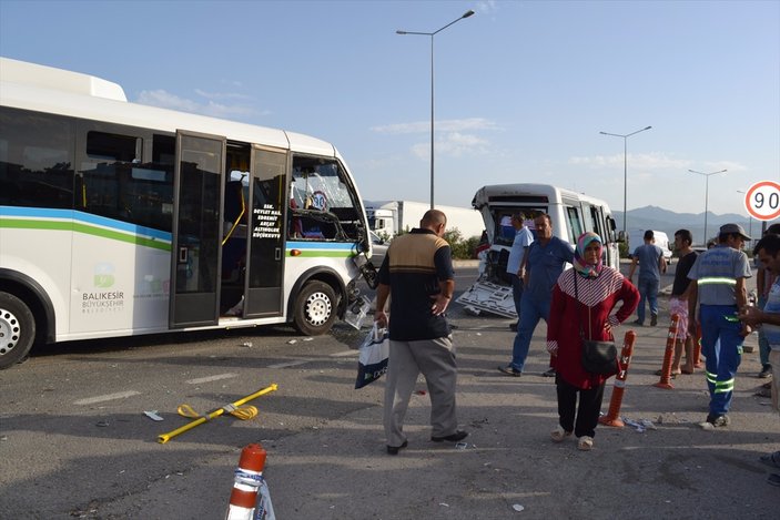 Balıkesir'de iki yolcu minibüsü çarpıştı: 41 yaralı