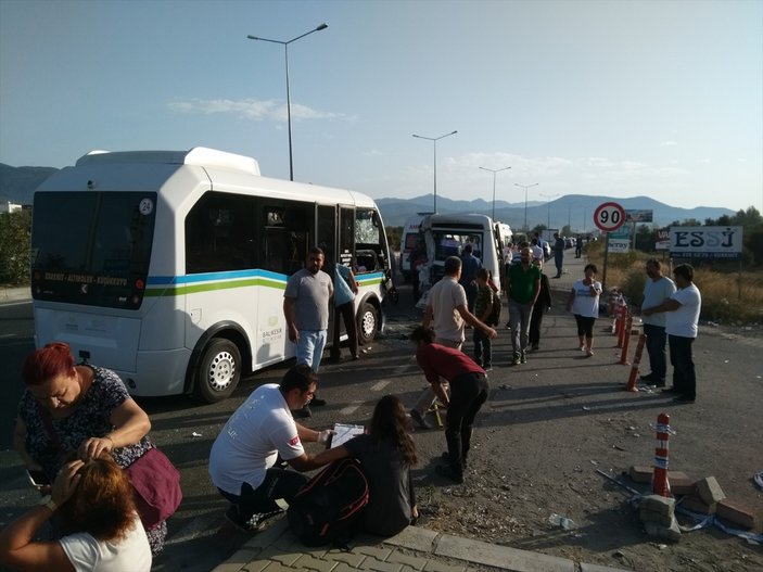 Balıkesir'de iki yolcu minibüsü çarpıştı: 41 yaralı
