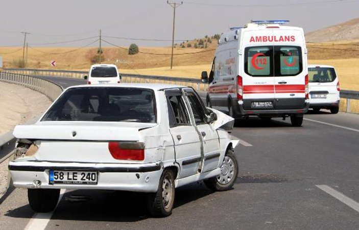 Sivas'ta hastaneye giden anne-oğul kaza yaptı