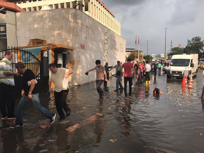 İstanbul'da beklenen kuvvetli yağış etkili olmaya başladı