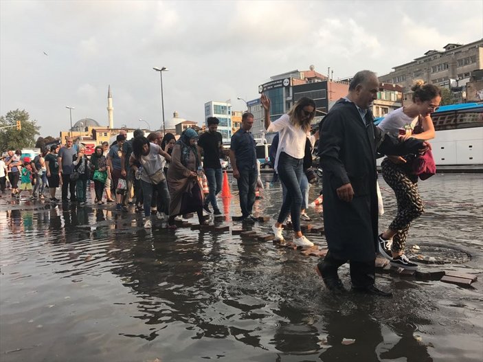 İstanbul'da beklenen kuvvetli yağış etkili olmaya başladı