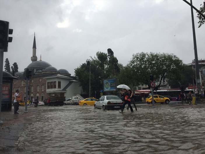 İstanbul'da beklenen kuvvetli yağış etkili olmaya başladı