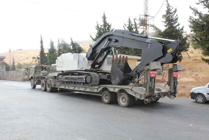 Askeri iş makineleri Suriye'ye geçti