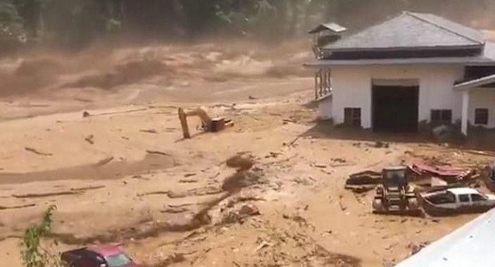 Laos'ta aşırı yağıştan zarar gören baraj sele neden oldu
