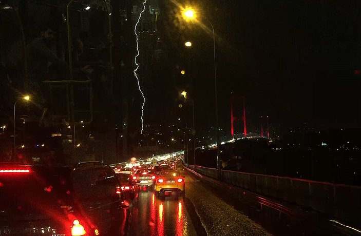 İstanbul'da sağanak yağış gece boyunca etkili oldu