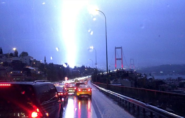 İstanbul'da sağanak yağış gece boyunca etkili oldu