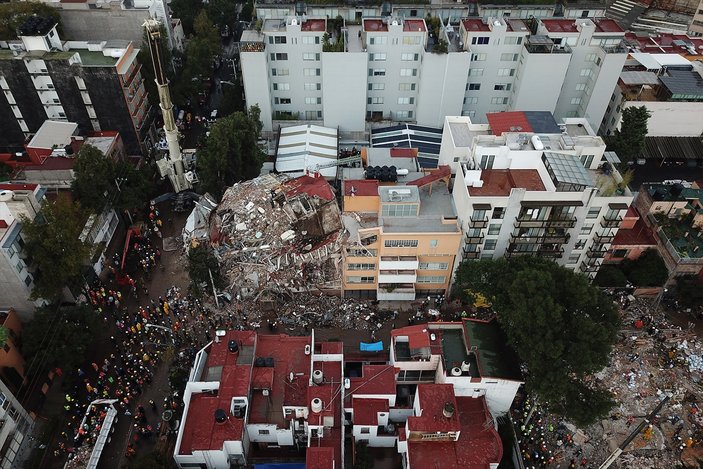 Meksika'da 1 kişi daha enkazdan canlı kurtarıldı