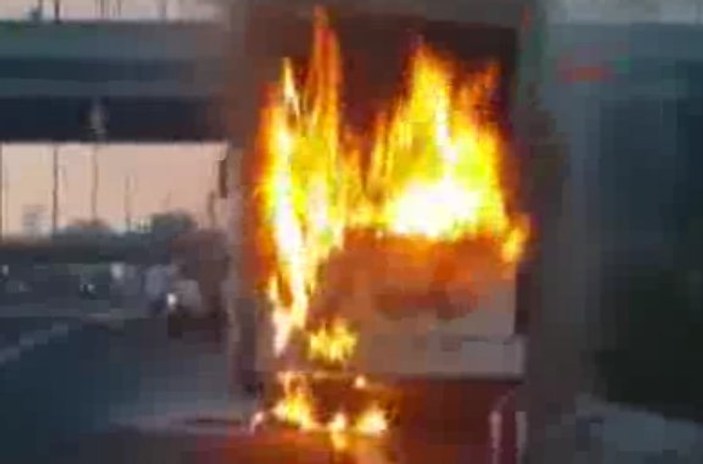 TEM'de yolcu otobüsü alev alev yandı