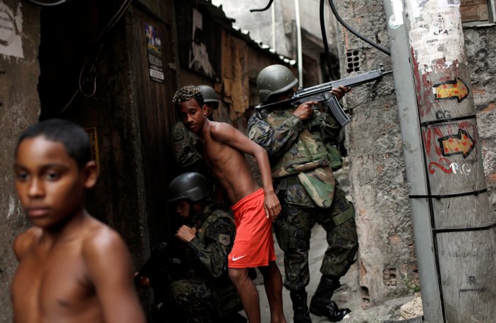 Brezilya'da uyuşturucu çeteleri polis ile çatıştı