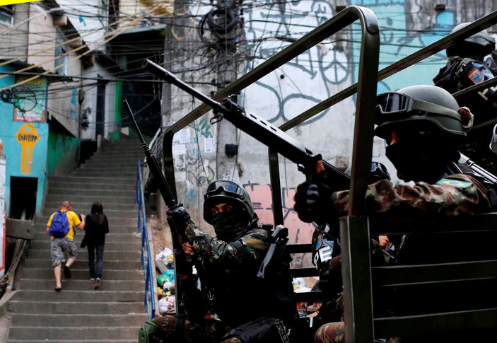 Brezilya'da uyuşturucu çeteleri polis ile çatıştı