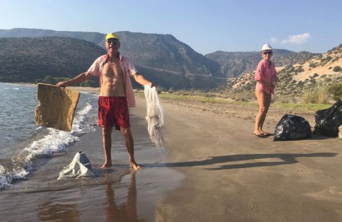 Fransız çift Antalya'da plajda temizlik yaptı