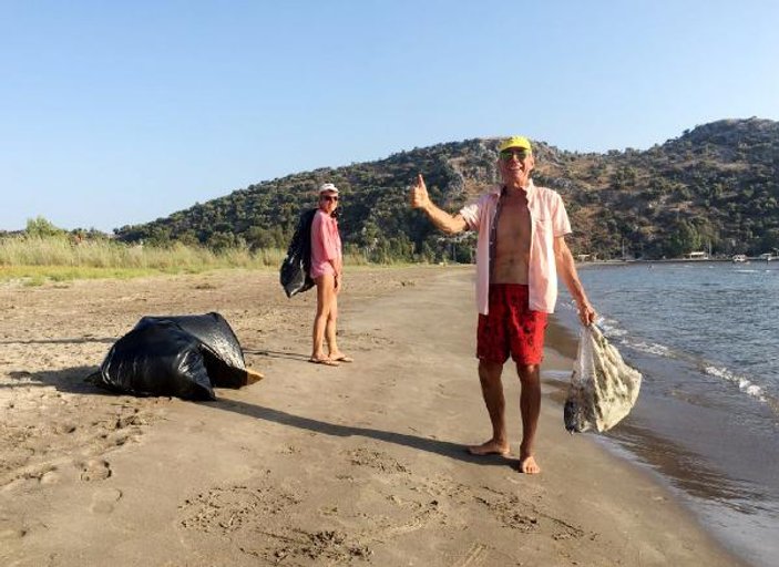 Fransız çift Antalya'da plajda temizlik yaptı