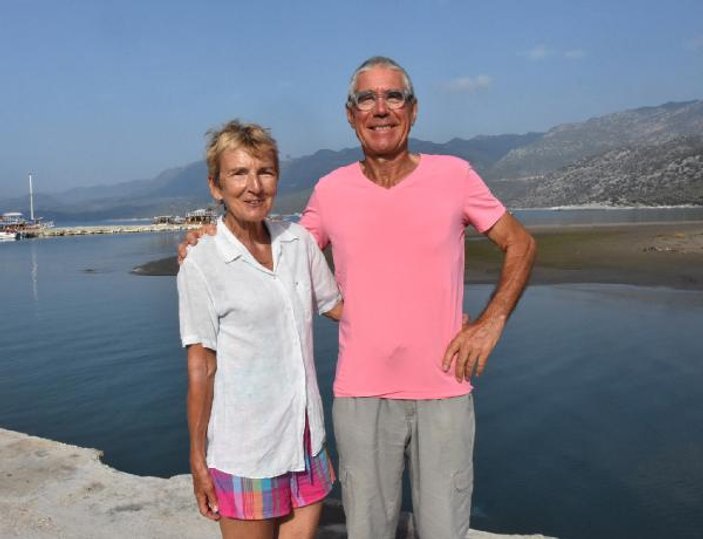 Fransız çift Antalya'da plajda temizlik yaptı