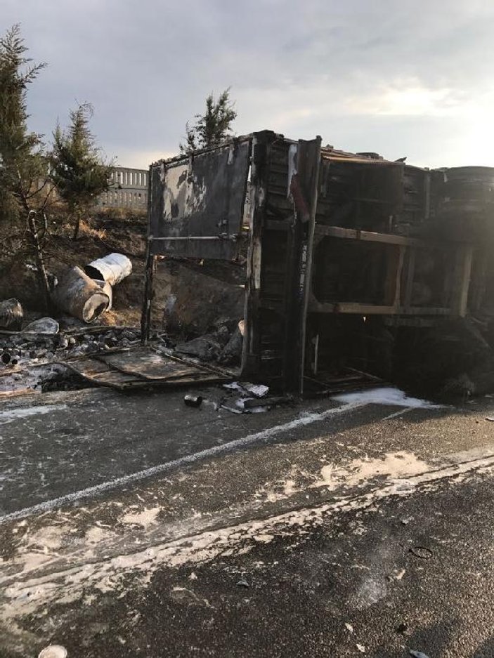 Boya yüklü kamyon 2 aracın üzerine devrildi: 2 ölü
