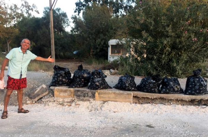 Fransız çift Antalya'da plajda temizlik yaptı