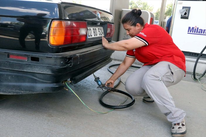 Edirne'de oğlunu okutmak isteyen anne benzincide çalışıyor