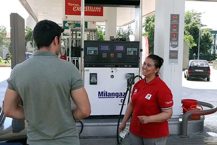 Edirne'de oğlunu okutmak isteyen anne benzincide çalışıyor