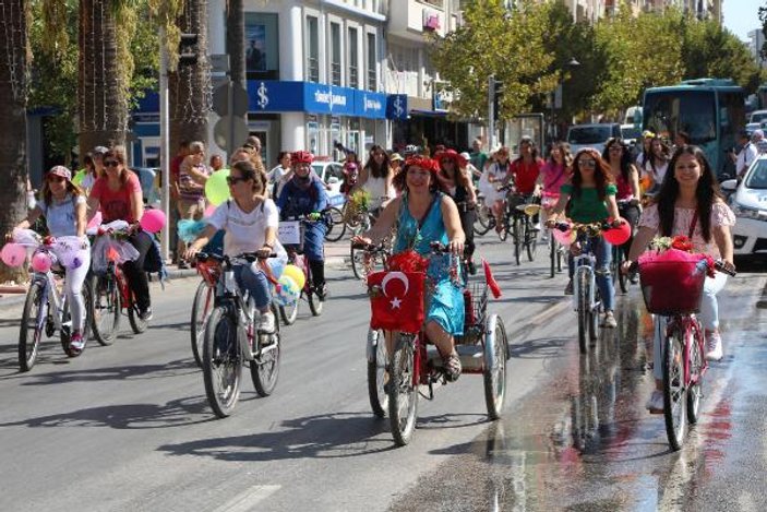 Süslü bisikletler ve kadınlar sokakları renklendirdi