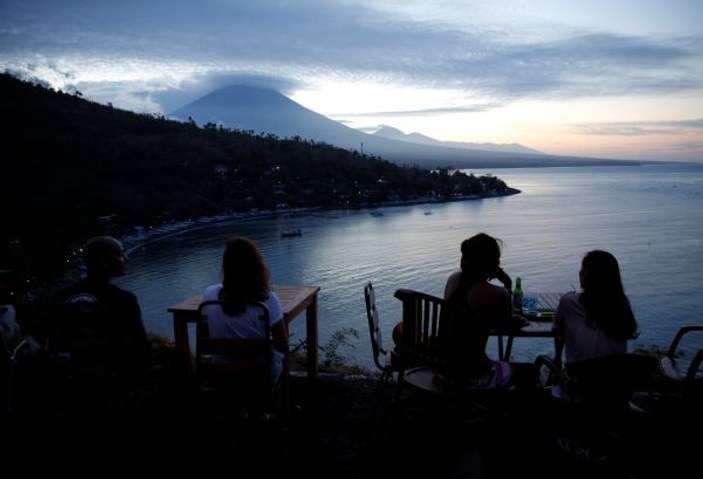 Balayı adası Bali'de yanardağ alarmı