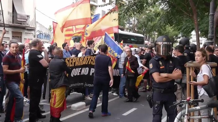 İspanyollar Katalan bayrakları yaktı