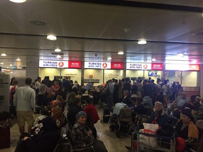 Sabiha Gökçen'de pasaport kontrolleri aksadı