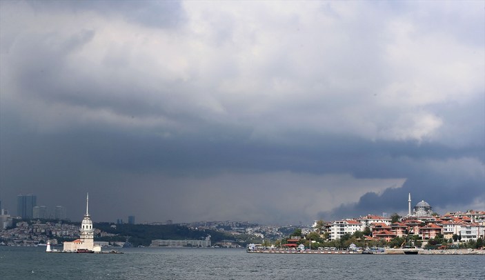 İstanbul'u siyah bulutlar kapladı
