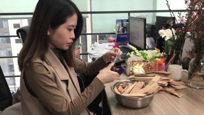 Ofis ortamında yemek yapan Çinli kadın