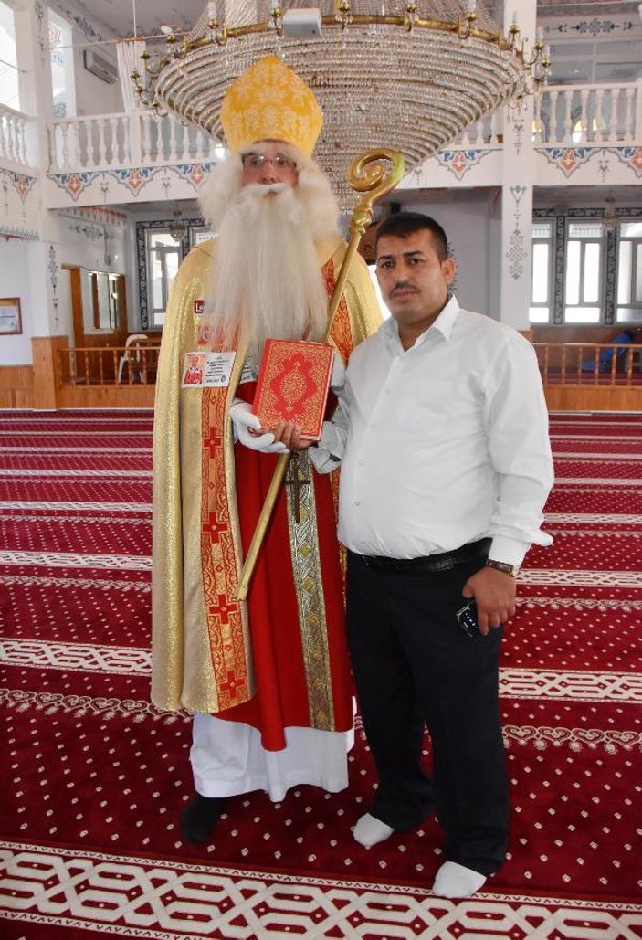 Alman Noel Baba Antalya'da camiye gitti