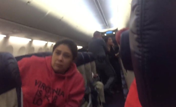 Köpek alerjisi olan kadını uçaktan attılar