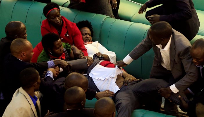 Uganda parlamentosunda tekme ve yumruklar havada uçuştu