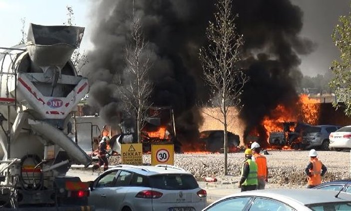 Park halindeki 6 araç alev alıp yandı