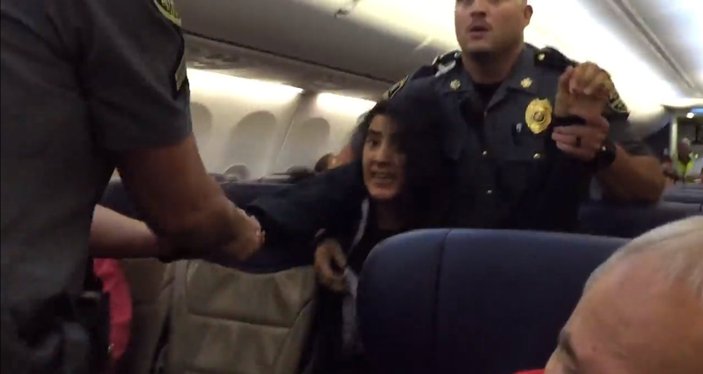 Köpek alerjisi olan kadını uçaktan attılar
