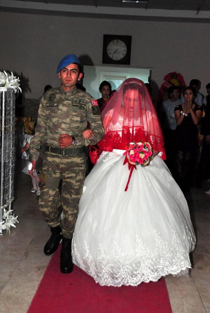 Uzman Çavuş, düğününde de üniformasını çıkarmadı