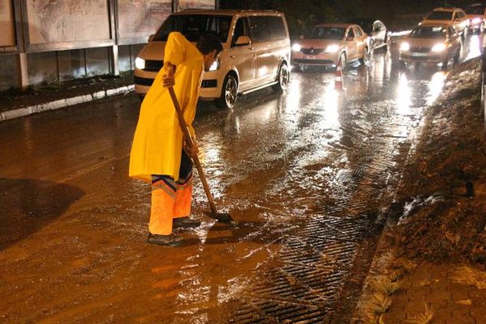 İstanbul'daki sağanak yağış hayatı felç etti