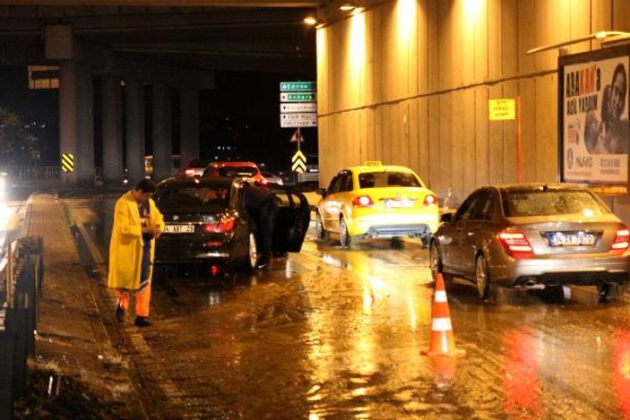 İstanbul'daki sağanak yağış hayatı felç etti