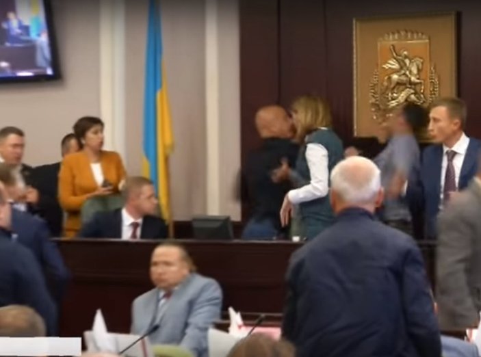 Ukrayna Meclisi'nde yumruklu kavga