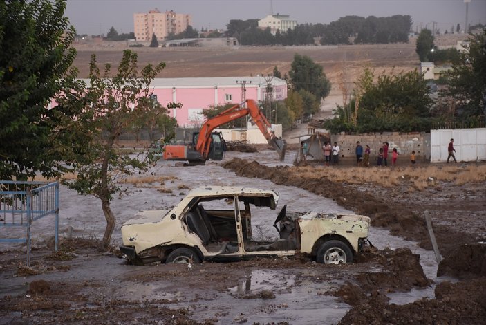 Mardin'de su şebekesi patladı, evleri su bastı