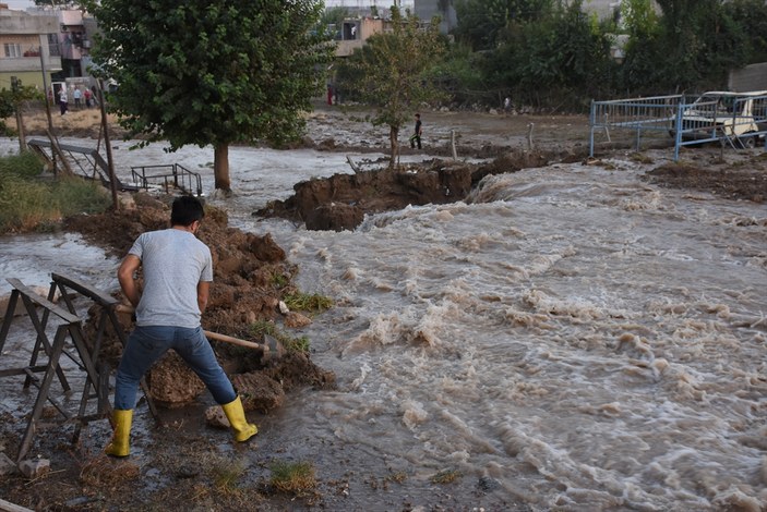 Mardin'de su şebekesi patladı, evleri su bastı