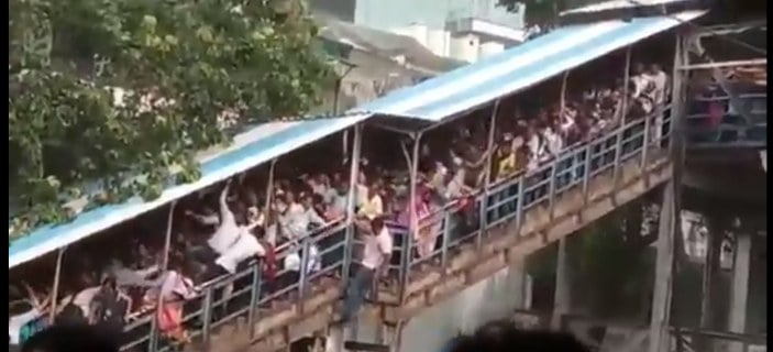 Hindistan'da tren istasyonu izdihamı