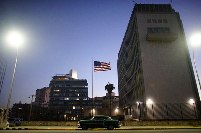 ABD Küba'daki diplomatlarını geri çekiyor