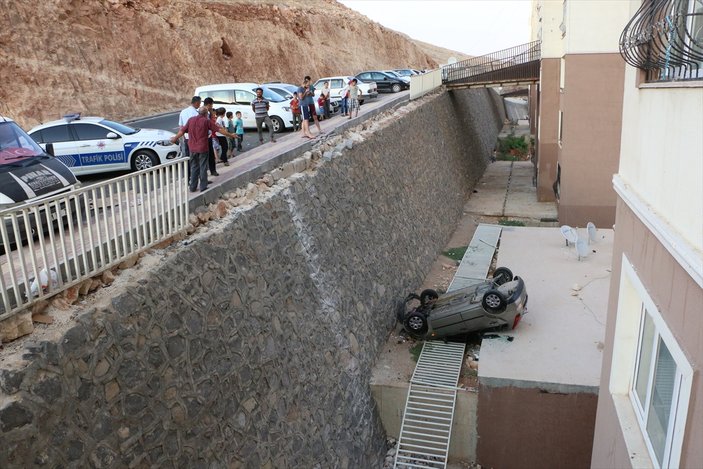 Şanlıurfa'da otomobil evin üstüne düştü